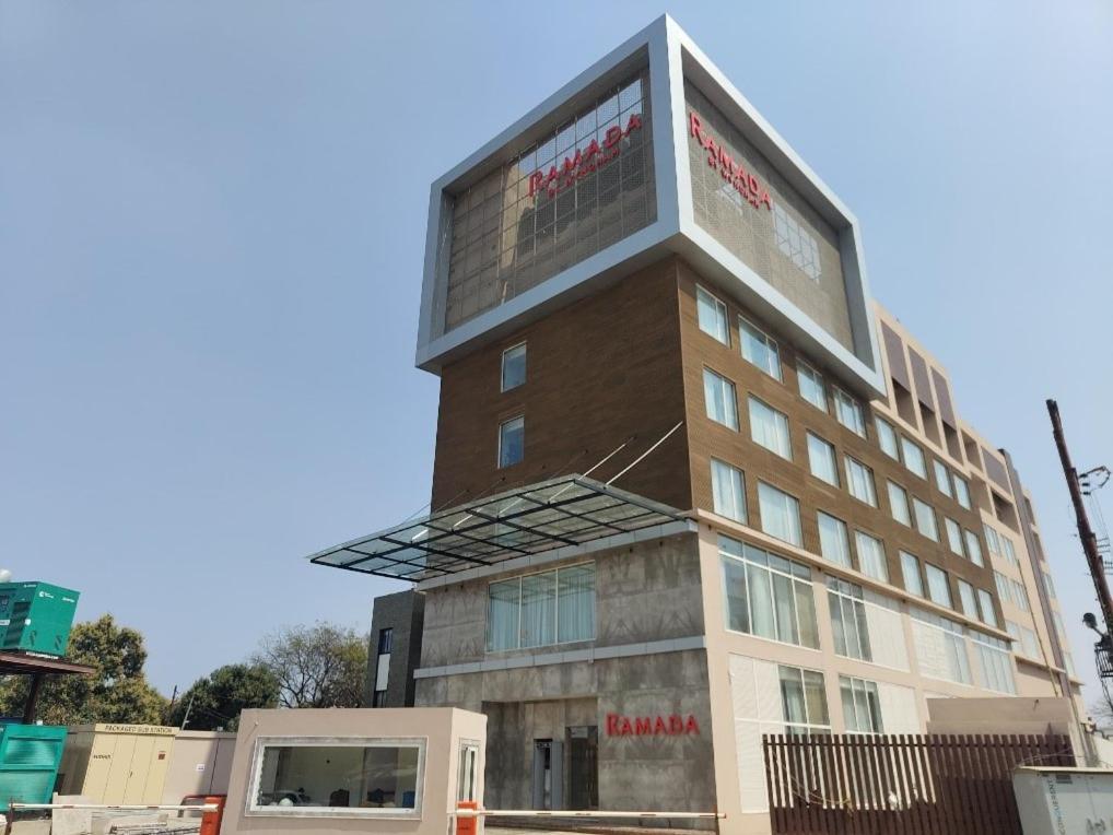 فندق Ramada By Wyndham Gorakhpur Gorakhnath Mandir Road المظهر الخارجي الصورة